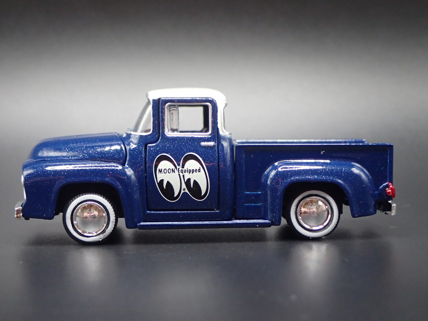 1956 56 FORD F100 PICKUP TRUCK MOONEYES 1:64 SCALE DIORAMA DIECAST MODEL CAR
