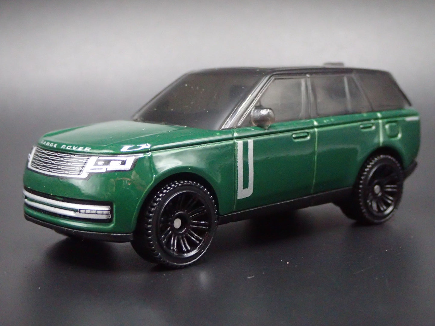 2022-2025 RANGE ROVER PHEV GRN 1/64 SCALE COLLECTIBLE DIORAMA DIECAST MODEL CAR