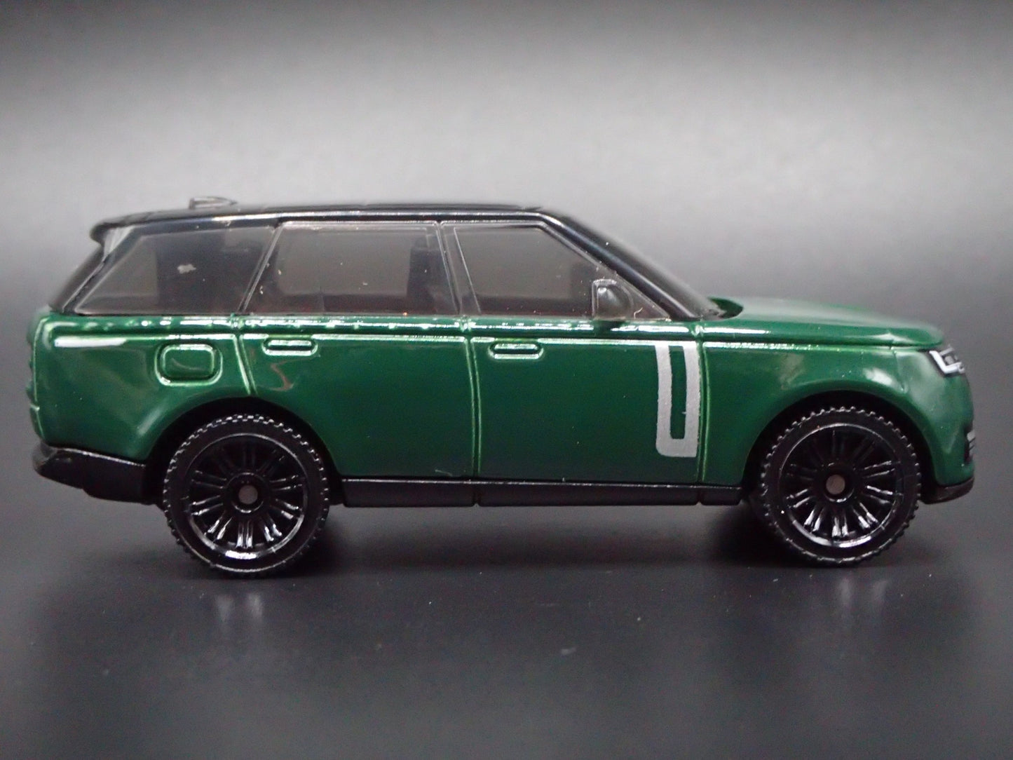 2022-2025 RANGE ROVER PHEV GRN 1/64 SCALE COLLECTIBLE DIORAMA DIECAST MODEL CAR