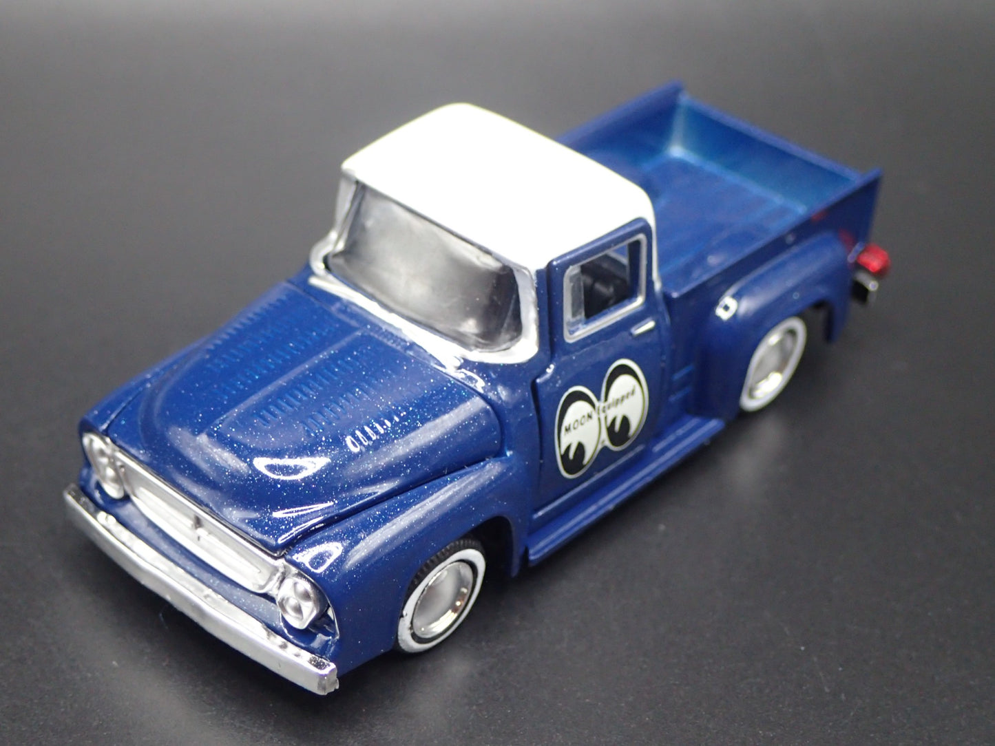 1956 56 FORD F100 PICKUP TRUCK MOONEYES 1:64 SCALE DIORAMA DIECAST MODEL CAR