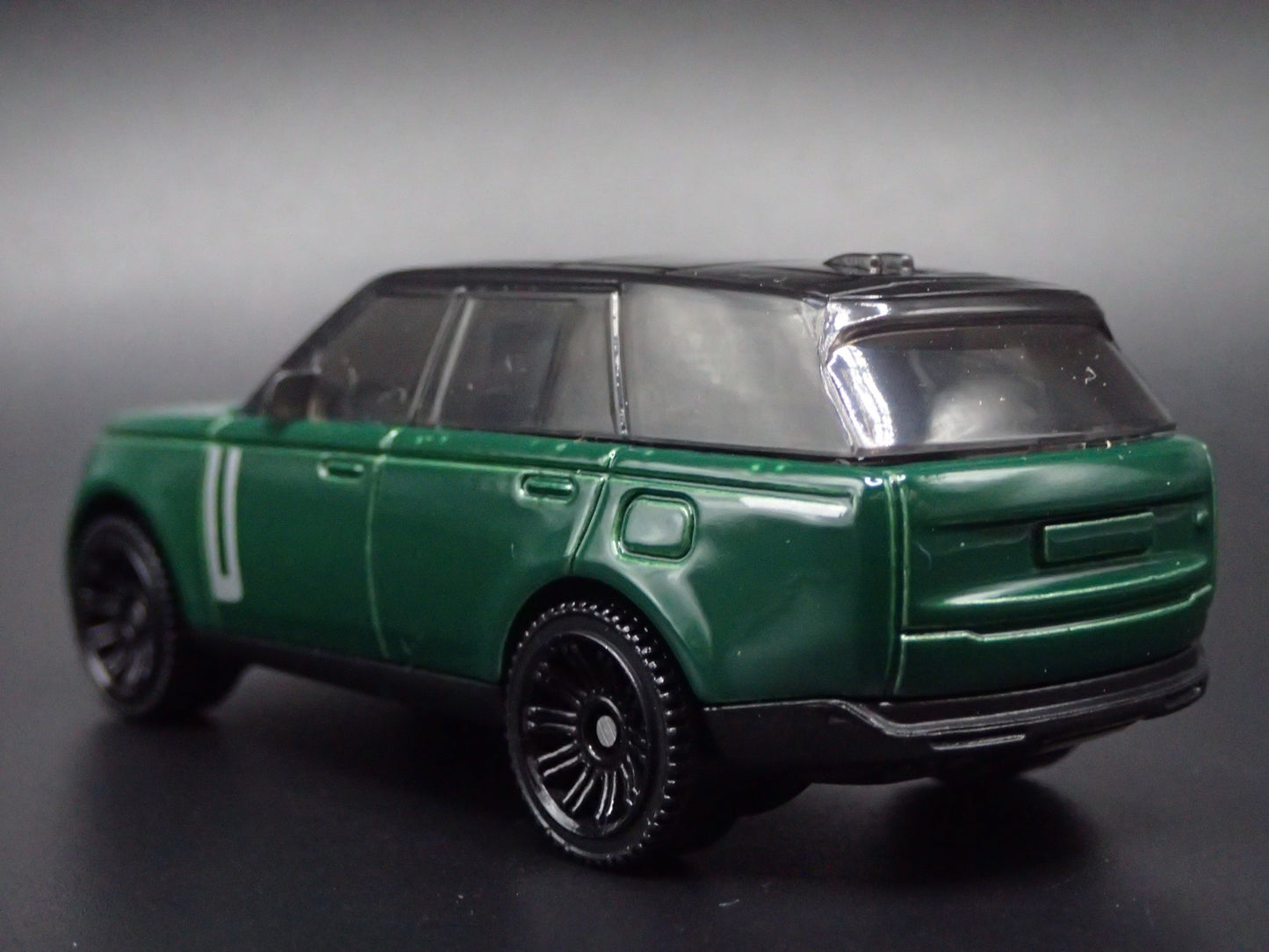 2022-2025 RANGE ROVER PHEV GRN 1/64 SCALE COLLECTIBLE DIORAMA DIECAST MODEL CAR