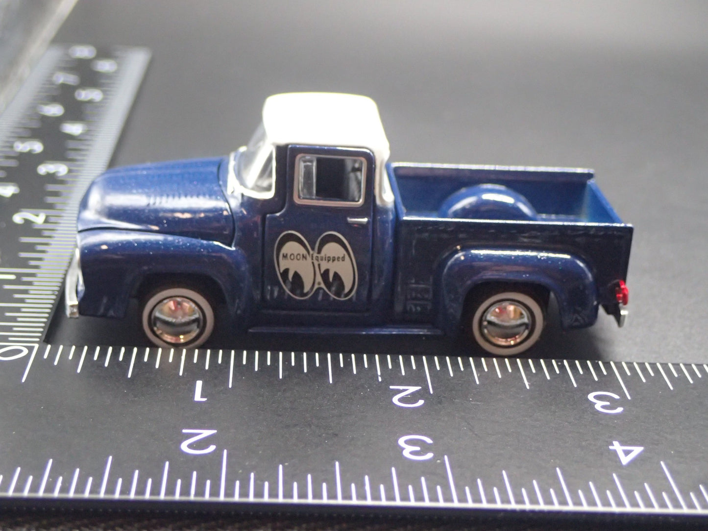 1956 56 FORD F100 PICKUP TRUCK MOONEYES 1:64 SCALE DIORAMA DIECAST MODEL CAR