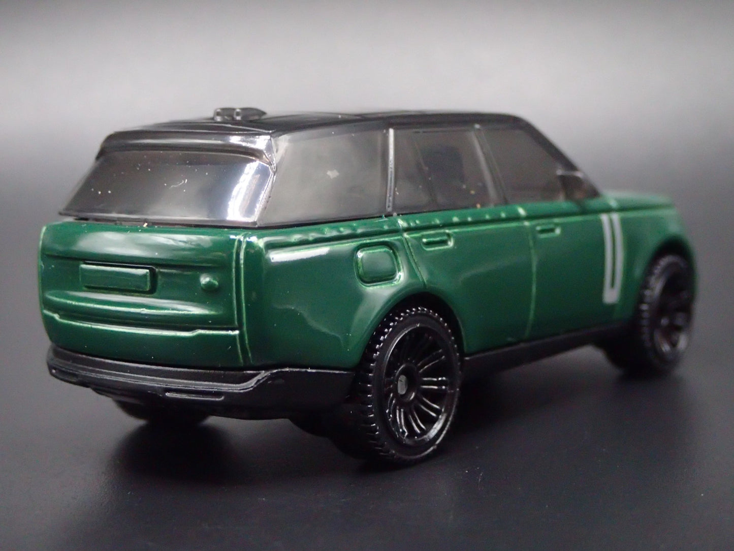 2022-2025 RANGE ROVER PHEV GRN 1/64 SCALE COLLECTIBLE DIORAMA DIECAST MODEL CAR