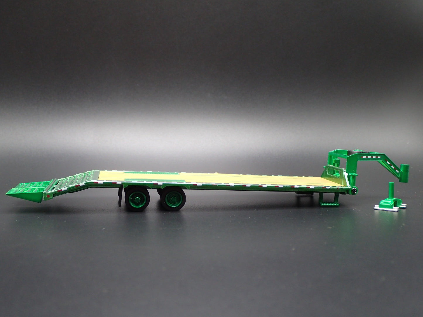 GOOSENECK FLATBED TRAILER w LOADING RAMP, HITCH 1:64 SCALE DIORAMA DIECAST MODEL