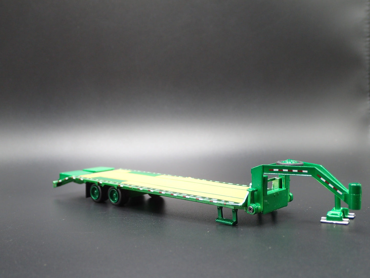 GOOSENECK FLATBED TRAILER w LOADING RAMP, HITCH 1:64 SCALE DIORAMA DIECAST MODEL