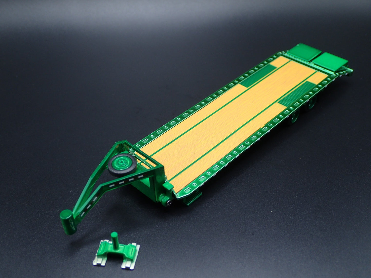 GOOSENECK FLATBED TRAILER w LOADING RAMP, HITCH 1:64 SCALE DIORAMA DIECAST MODEL