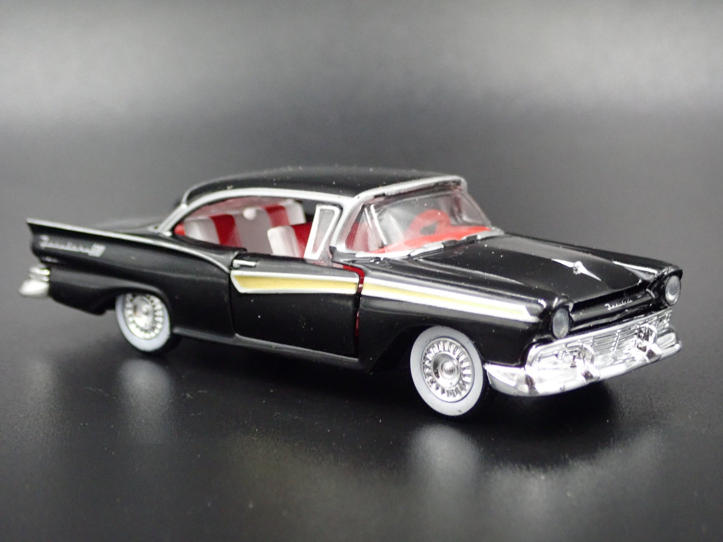 1957 57 FORD FAIRLANE 500 BLACK 1:64 SCALE COLLECTIBLE DIORAMA DIECAST MODEL CAR