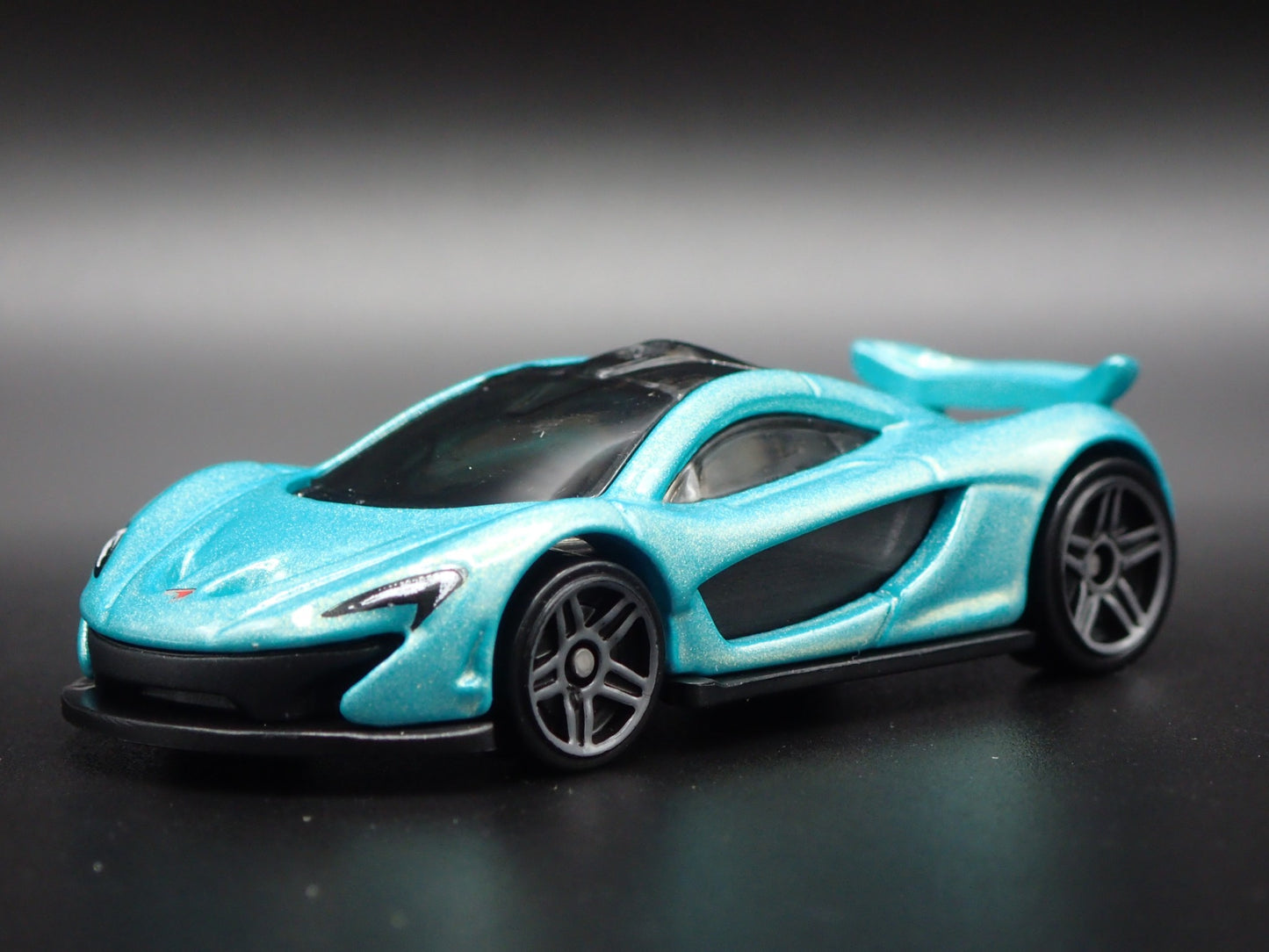 2013-2015 MCLAREN P1 SUPER CAR 1:64 SCALE COLLECTIBLE DIORAMA DIECAST MODEL CAR
