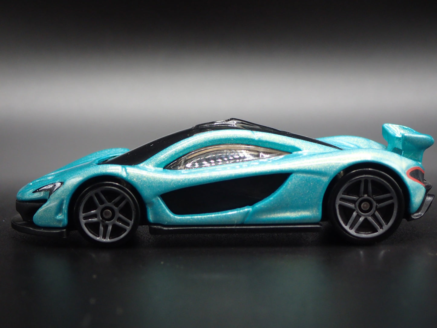 2013-2015 MCLAREN P1 SUPER CAR 1:64 SCALE COLLECTIBLE DIORAMA DIECAST MODEL CAR