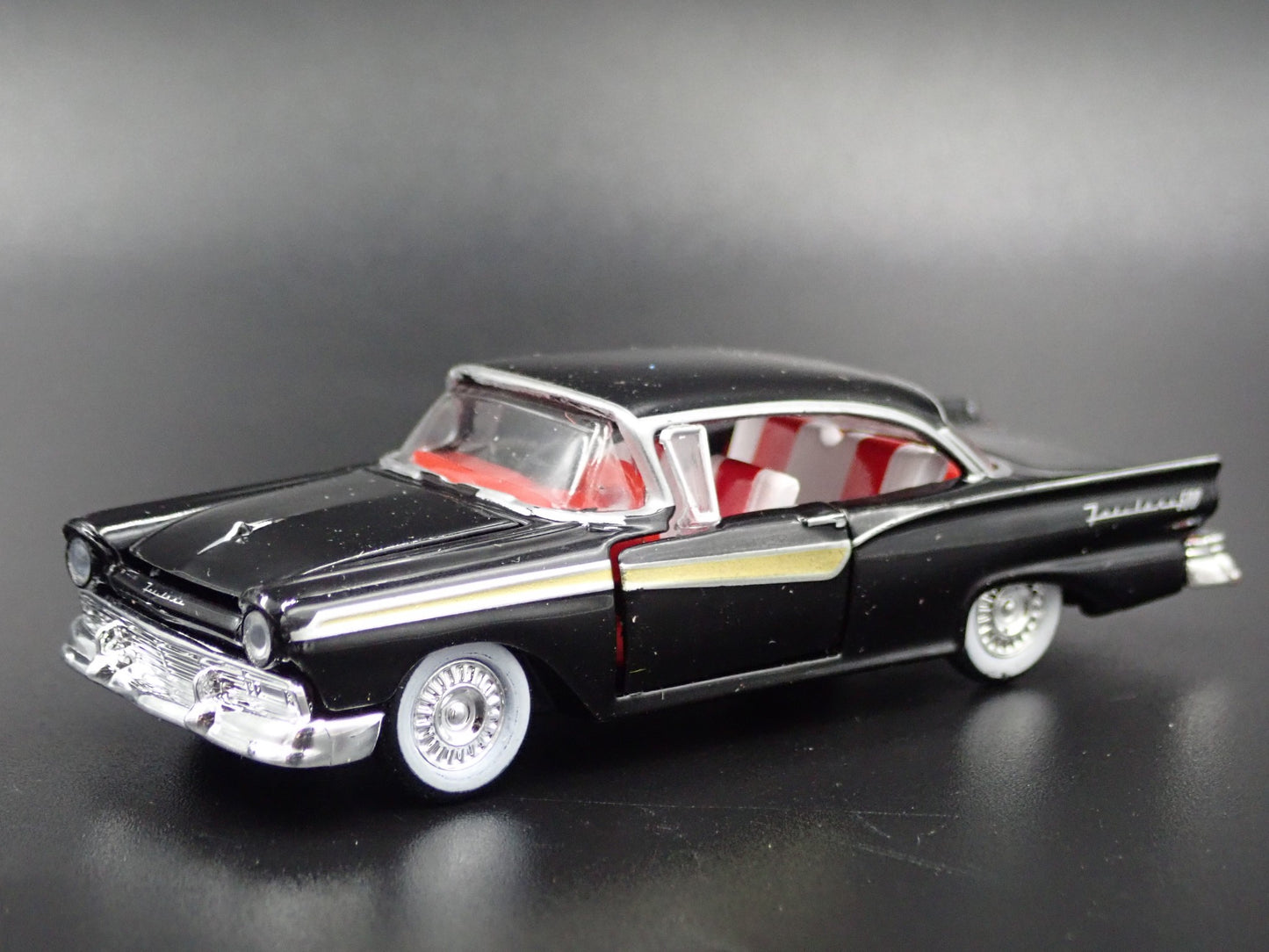 1957 57 FORD FAIRLANE 500 BLACK 1:64 SCALE COLLECTIBLE DIORAMA DIECAST MODEL CAR