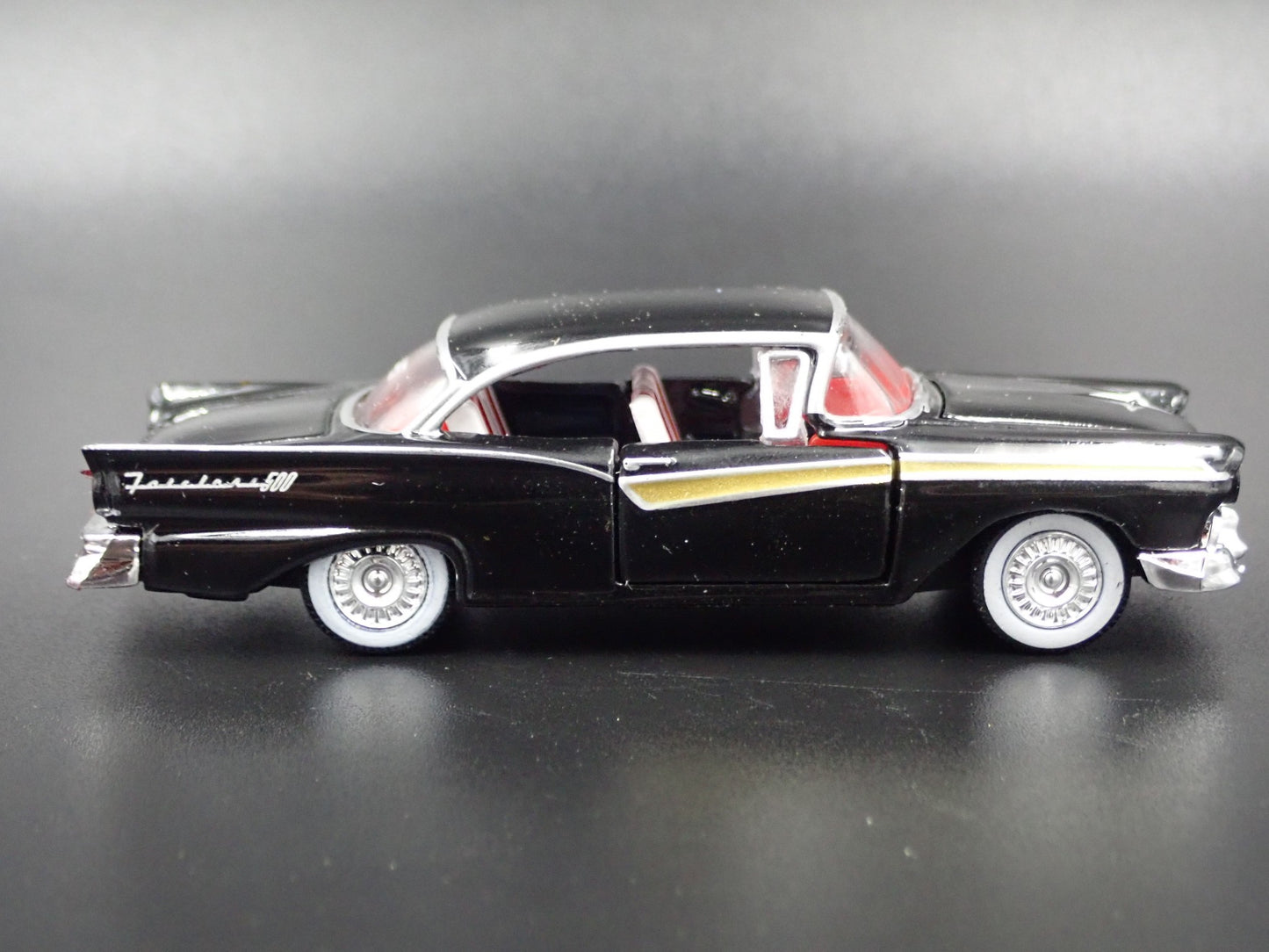 1957 57 FORD FAIRLANE 500 BLACK 1:64 SCALE COLLECTIBLE DIORAMA DIECAST MODEL CAR
