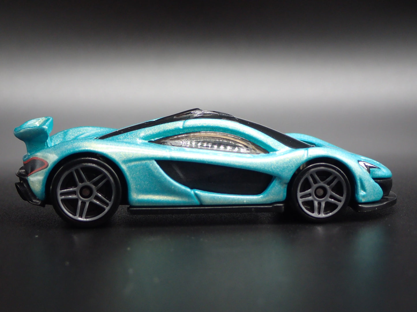 2013-2015 MCLAREN P1 SUPER CAR 1:64 SCALE COLLECTIBLE DIORAMA DIECAST MODEL CAR