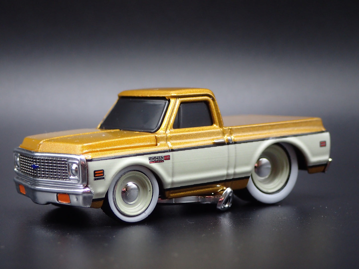 1972 72 CHEVY CHEVROLET C10 PICKUP TRUCK GOLD 1:64 SCALE DIECAST MODEL CAR