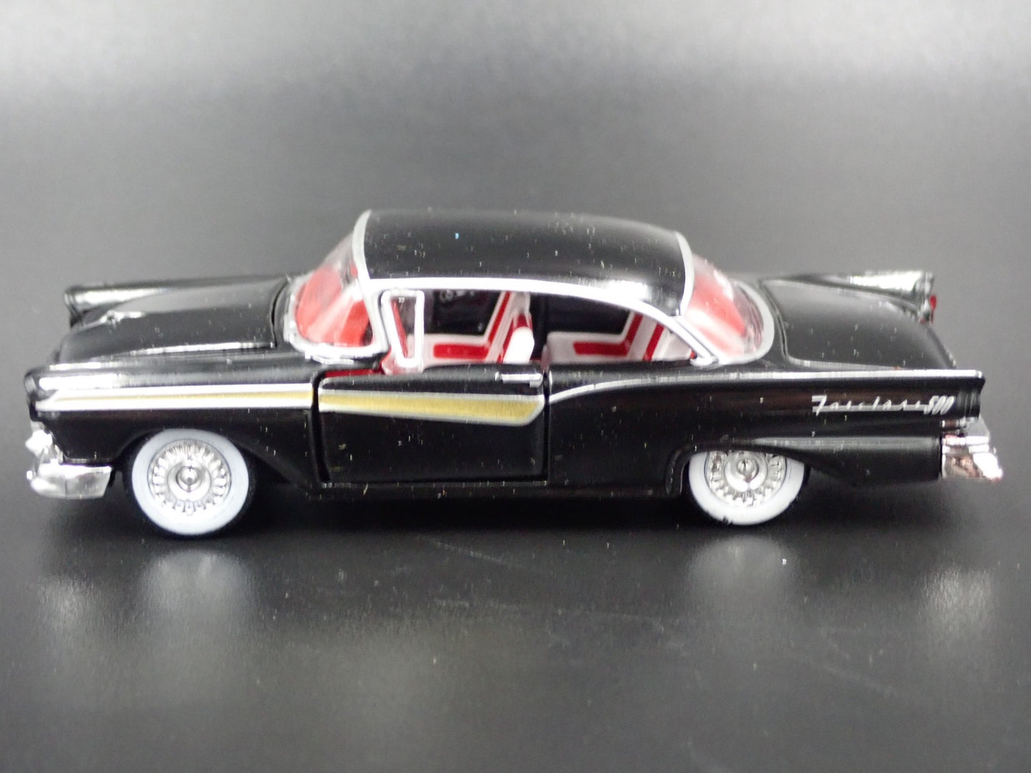 1957 57 FORD FAIRLANE 500 BLACK 1:64 SCALE COLLECTIBLE DIORAMA DIECAST MODEL CAR