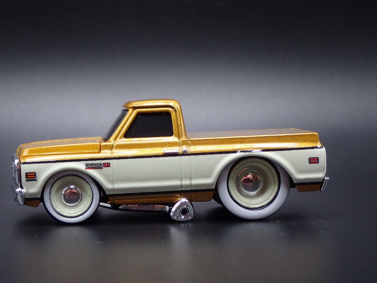 1972 72 CHEVY CHEVROLET C10 PICKUP TRUCK GOLD 1:64 SCALE DIECAST MODEL CAR