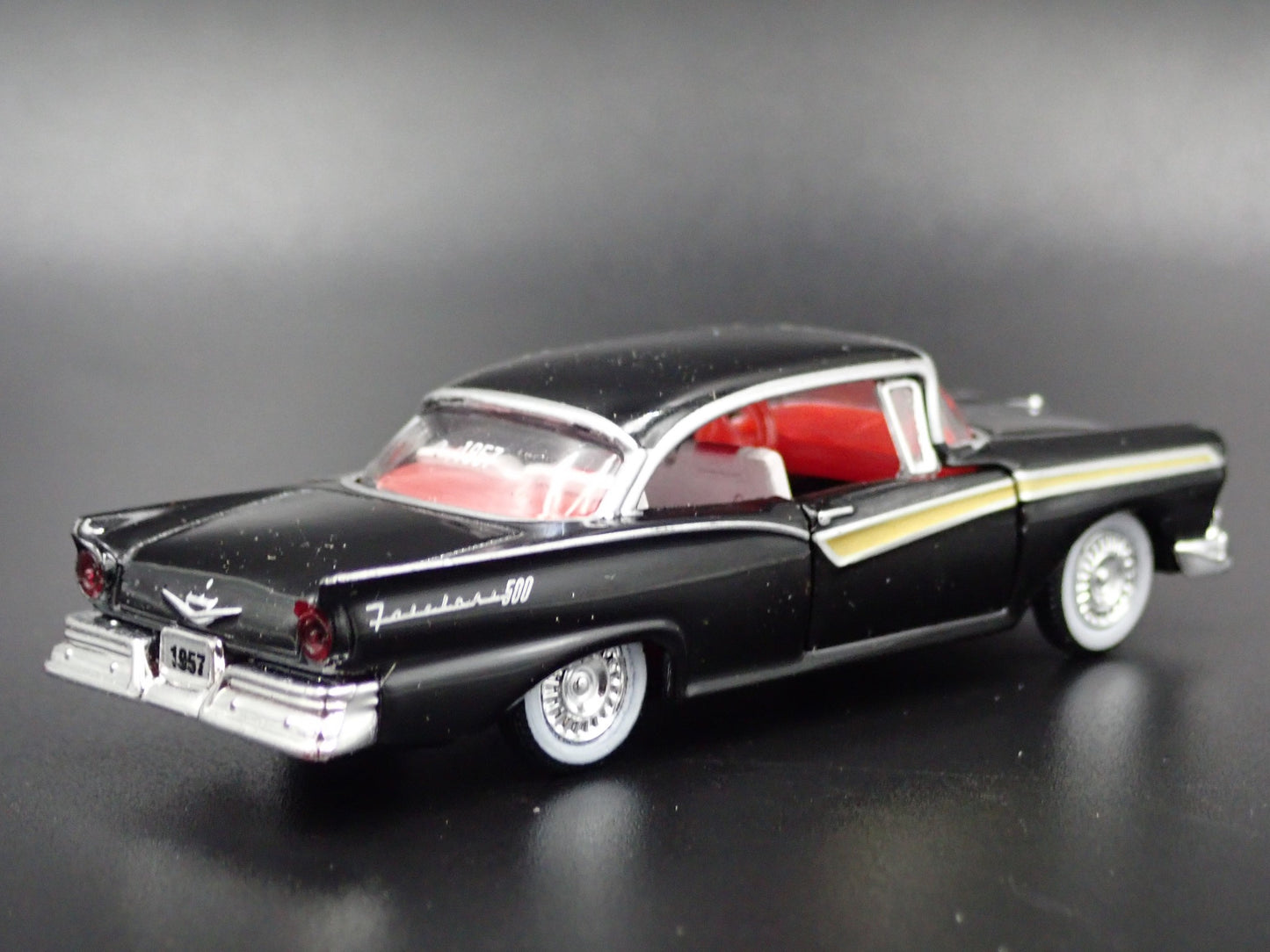 1957 57 FORD FAIRLANE 500 BLACK 1:64 SCALE COLLECTIBLE DIORAMA DIECAST MODEL CAR
