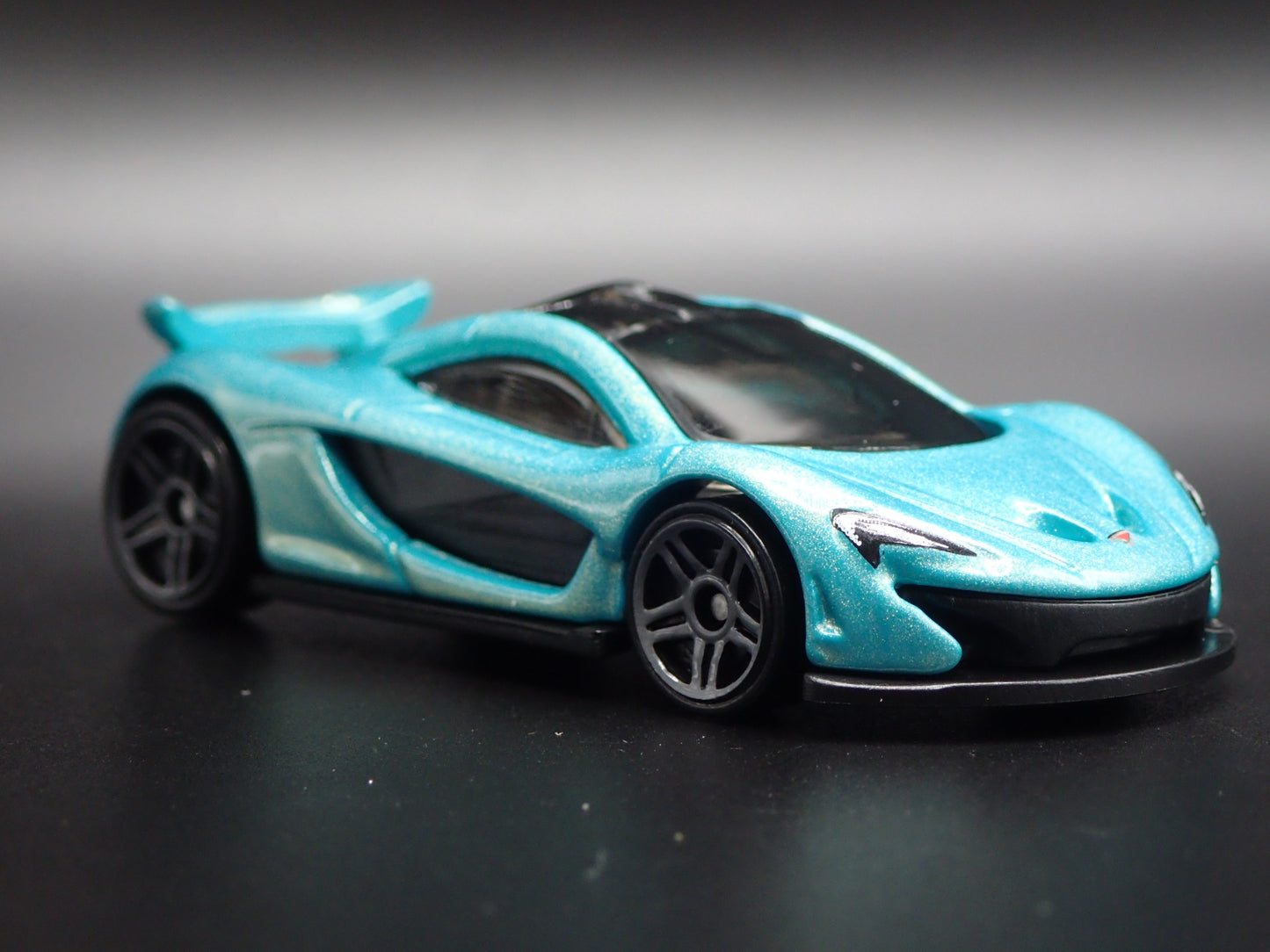 2013-2015 MCLAREN P1 SUPER CAR 1:64 SCALE COLLECTIBLE DIORAMA DIECAST MODEL CAR