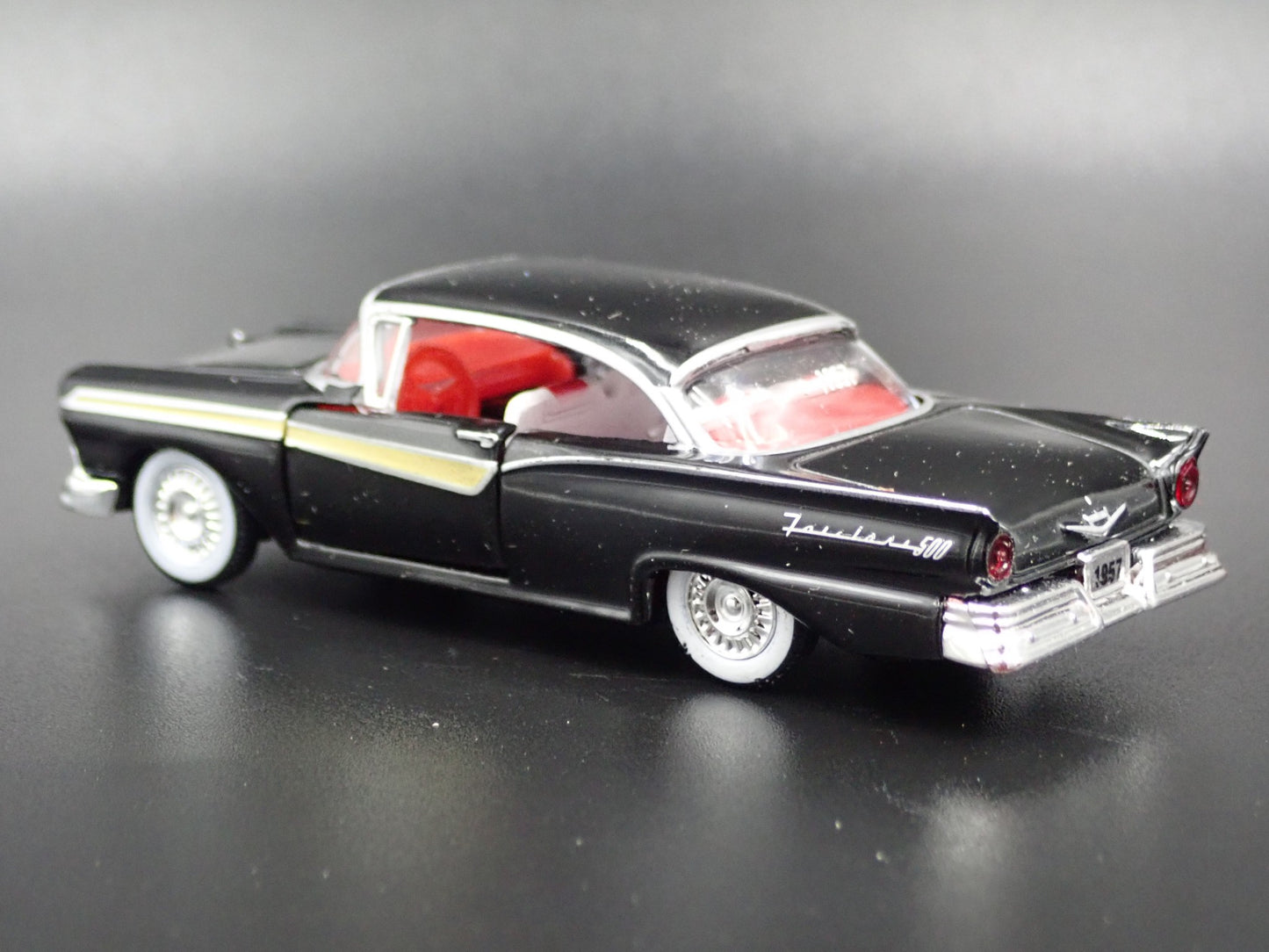 1957 57 FORD FAIRLANE 500 BLACK 1:64 SCALE COLLECTIBLE DIORAMA DIECAST MODEL CAR