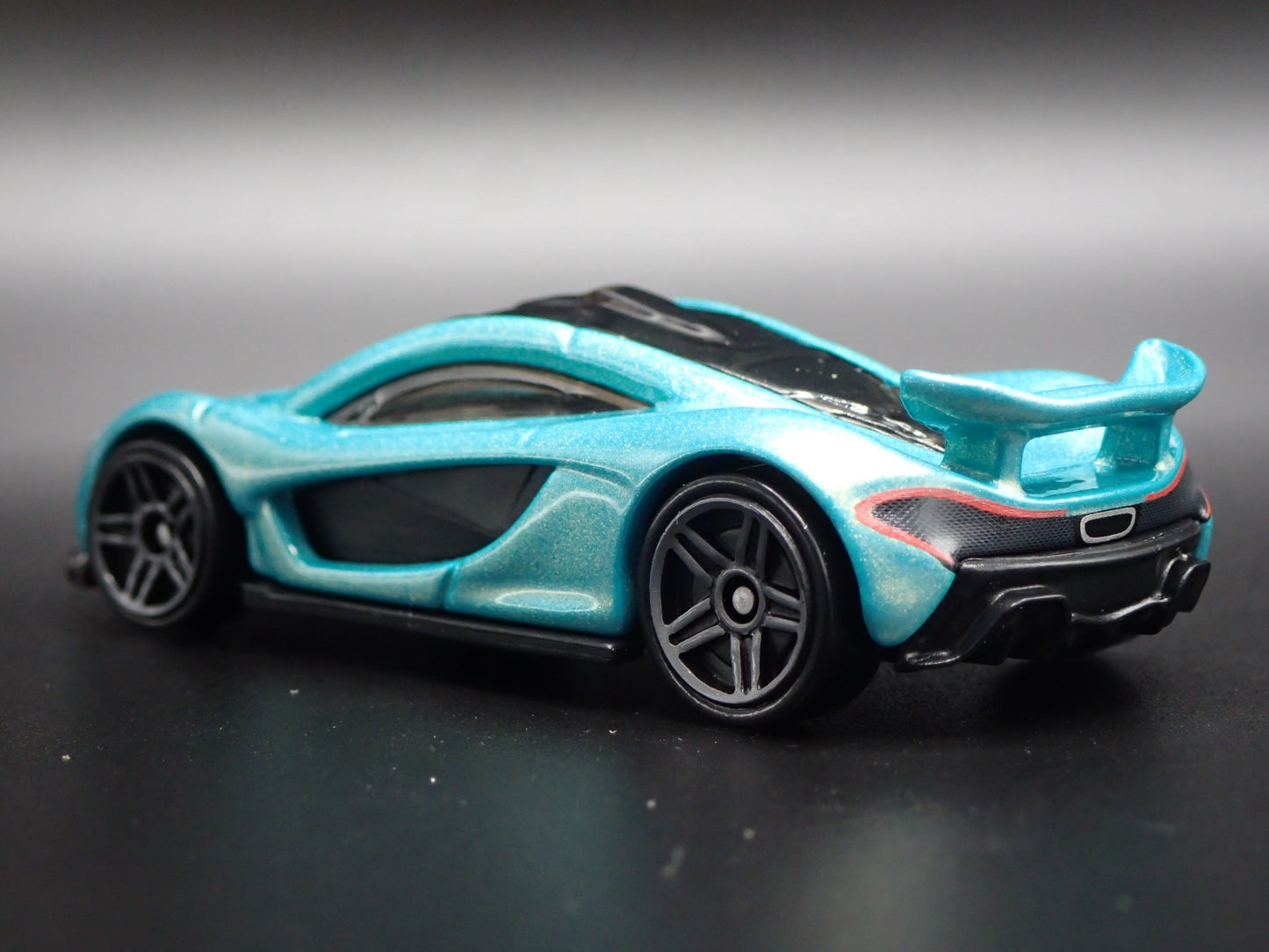 2013-2015 MCLAREN P1 SUPER CAR 1:64 SCALE COLLECTIBLE DIORAMA DIECAST MODEL CAR
