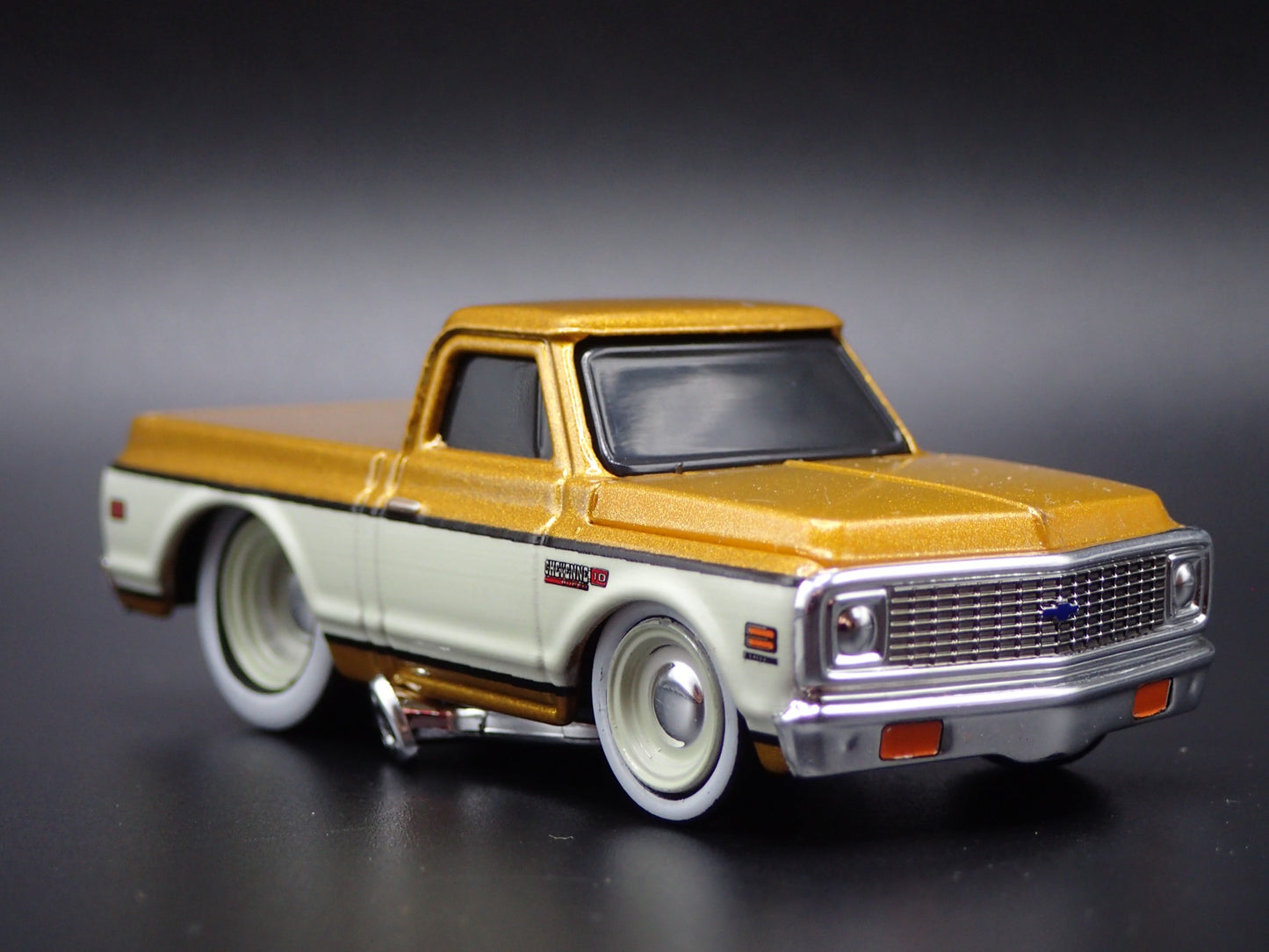 1972 72 CHEVY CHEVROLET C10 PICKUP TRUCK GOLD 1:64 SCALE DIECAST MODEL CAR
