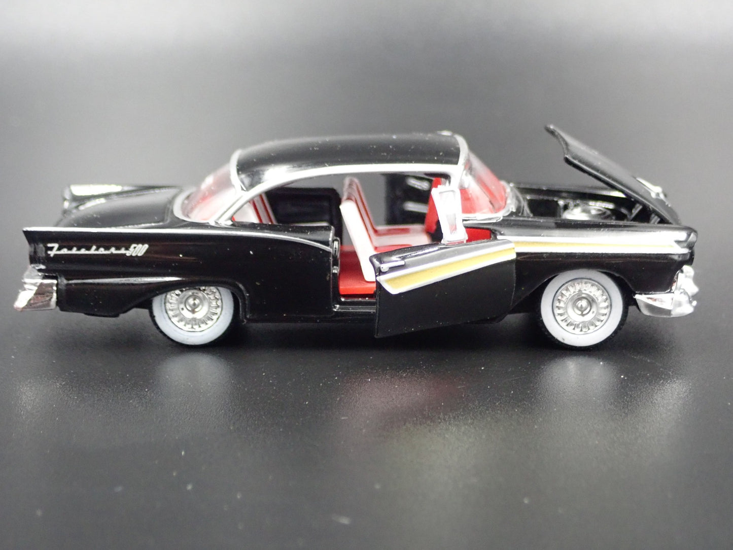 1957 57 FORD FAIRLANE 500 BLACK 1:64 SCALE COLLECTIBLE DIORAMA DIECAST MODEL CAR