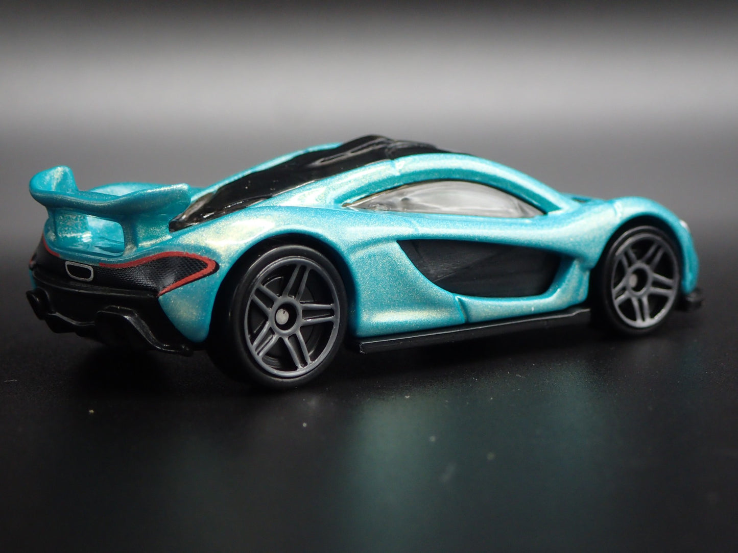 2013-2015 MCLAREN P1 SUPER CAR 1:64 SCALE COLLECTIBLE DIORAMA DIECAST MODEL CAR