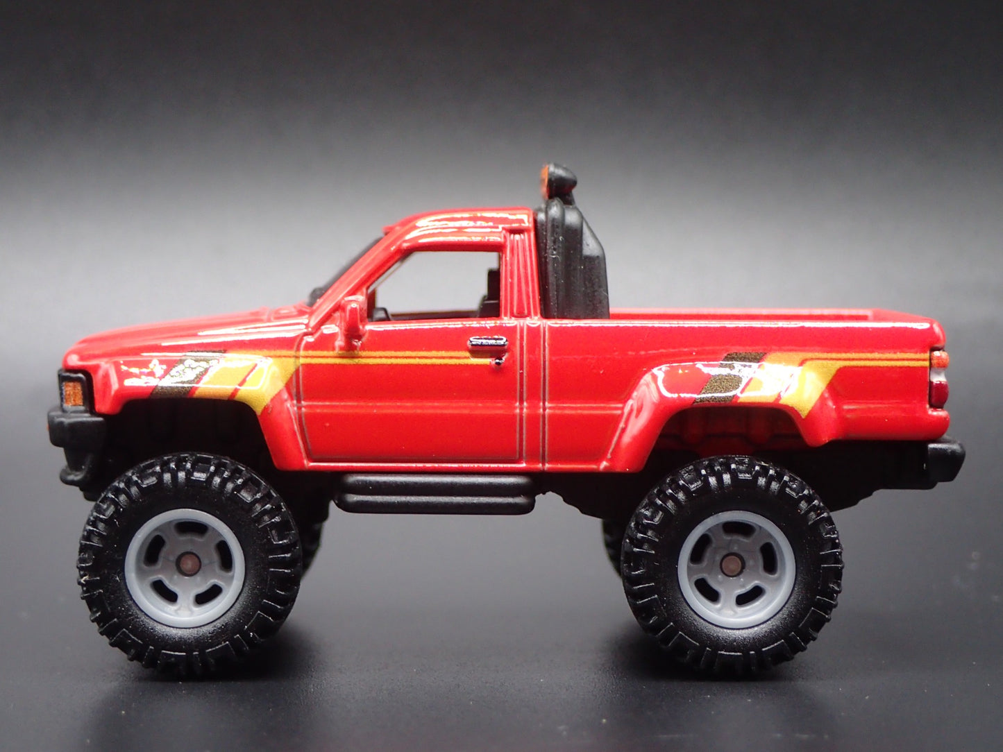1984-1988 TOYOTA SR5 PICKUP TRUCK RED 1/64 SCALE COLLECTIBLE DIECAST MODEL CAR