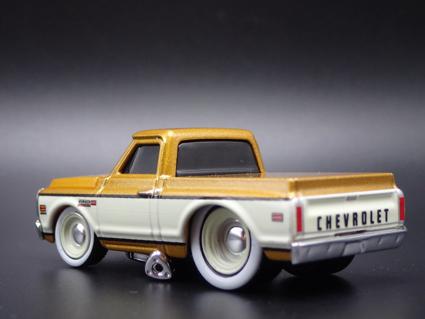 1972 72 CHEVY CHEVROLET C10 PICKUP TRUCK GOLD 1:64 SCALE DIECAST MODEL CAR