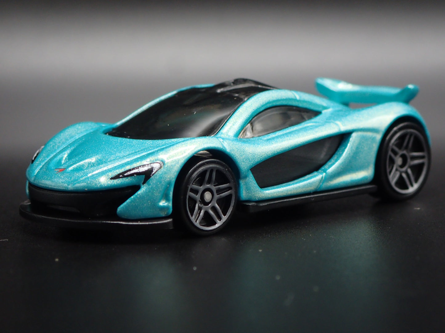 2013-2015 MCLAREN P1 SUPER CAR 1:64 SCALE COLLECTIBLE DIORAMA DIECAST MODEL CAR