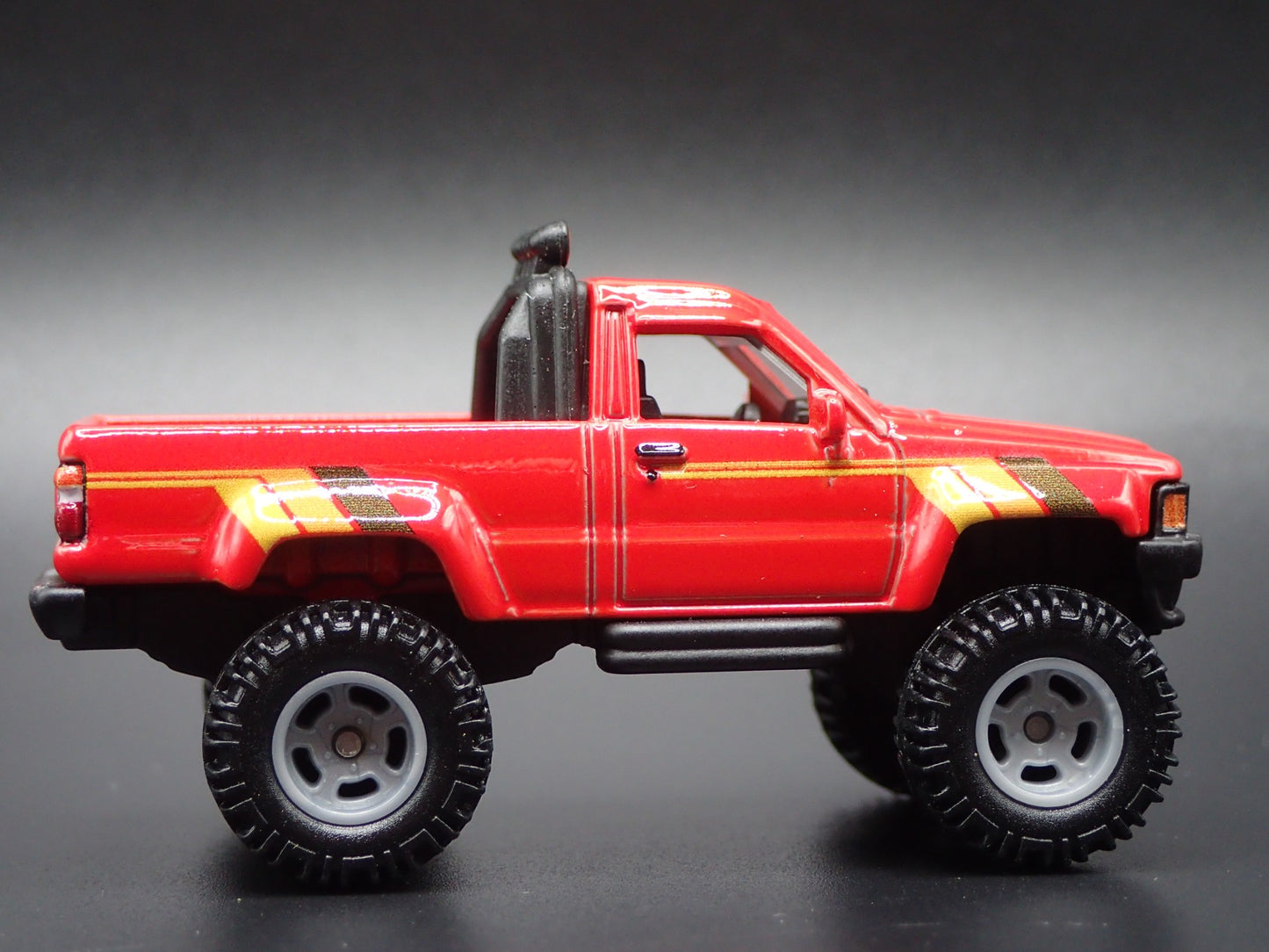 1984-1988 TOYOTA SR5 PICKUP TRUCK RED 1/64 SCALE COLLECTIBLE DIECAST MODEL CAR