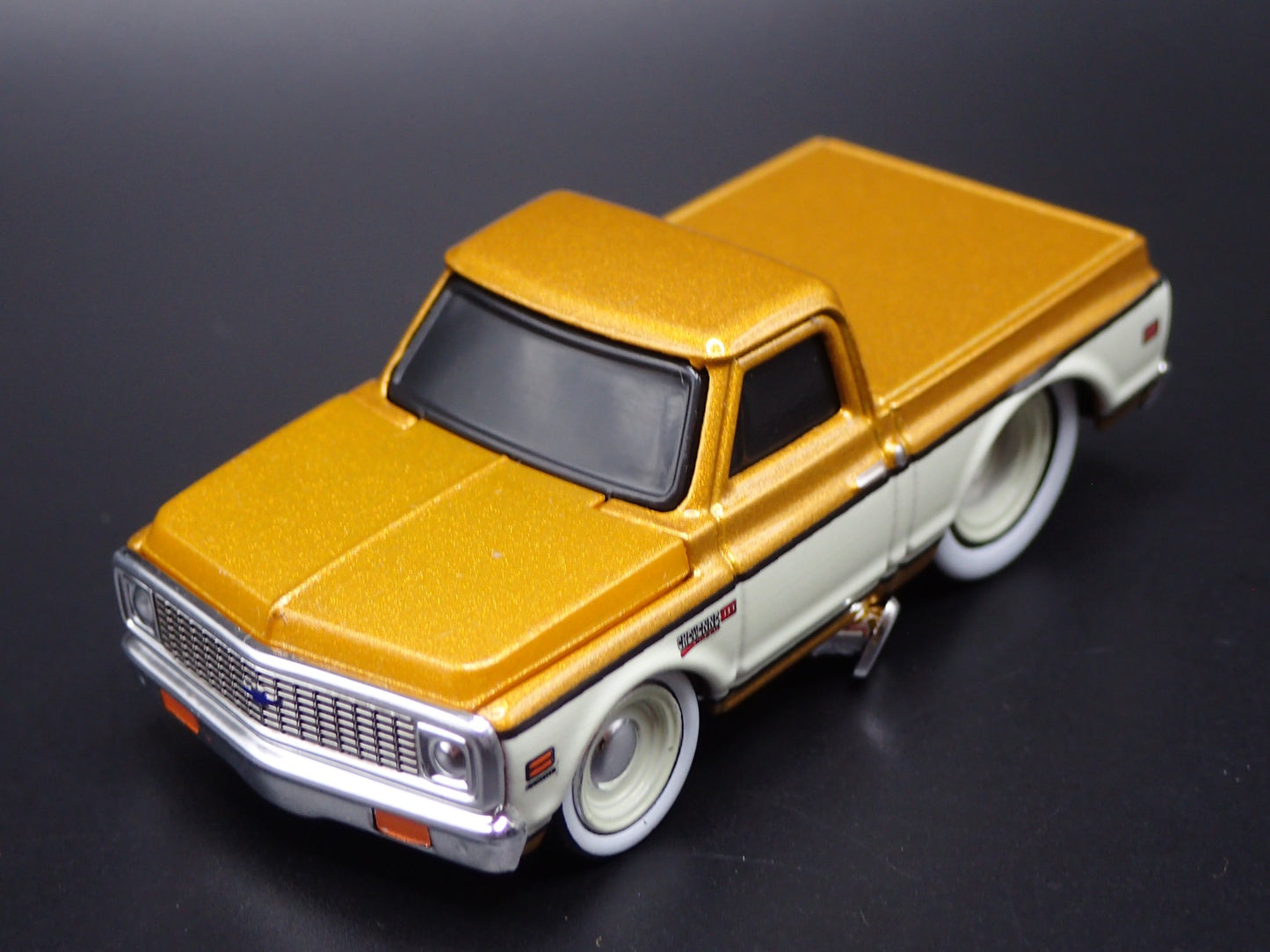 1972 72 CHEVY CHEVROLET C10 PICKUP TRUCK GOLD 1:64 SCALE DIECAST MODEL CAR