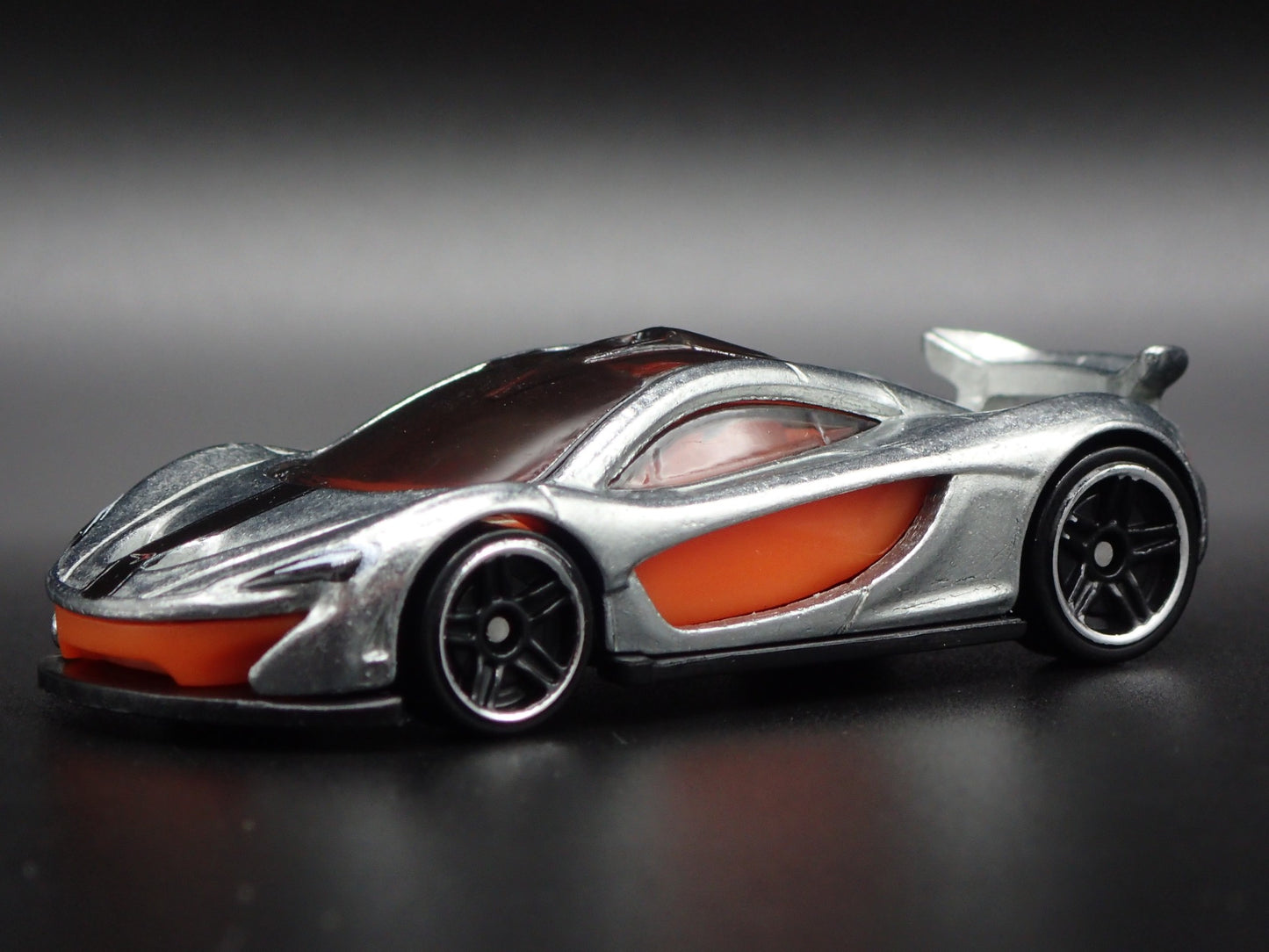2013-2015 MCLAREN P1 SUPER CAR SILVER RARE 1:64 SCALE DIORAMA DIECAST MODEL CAR