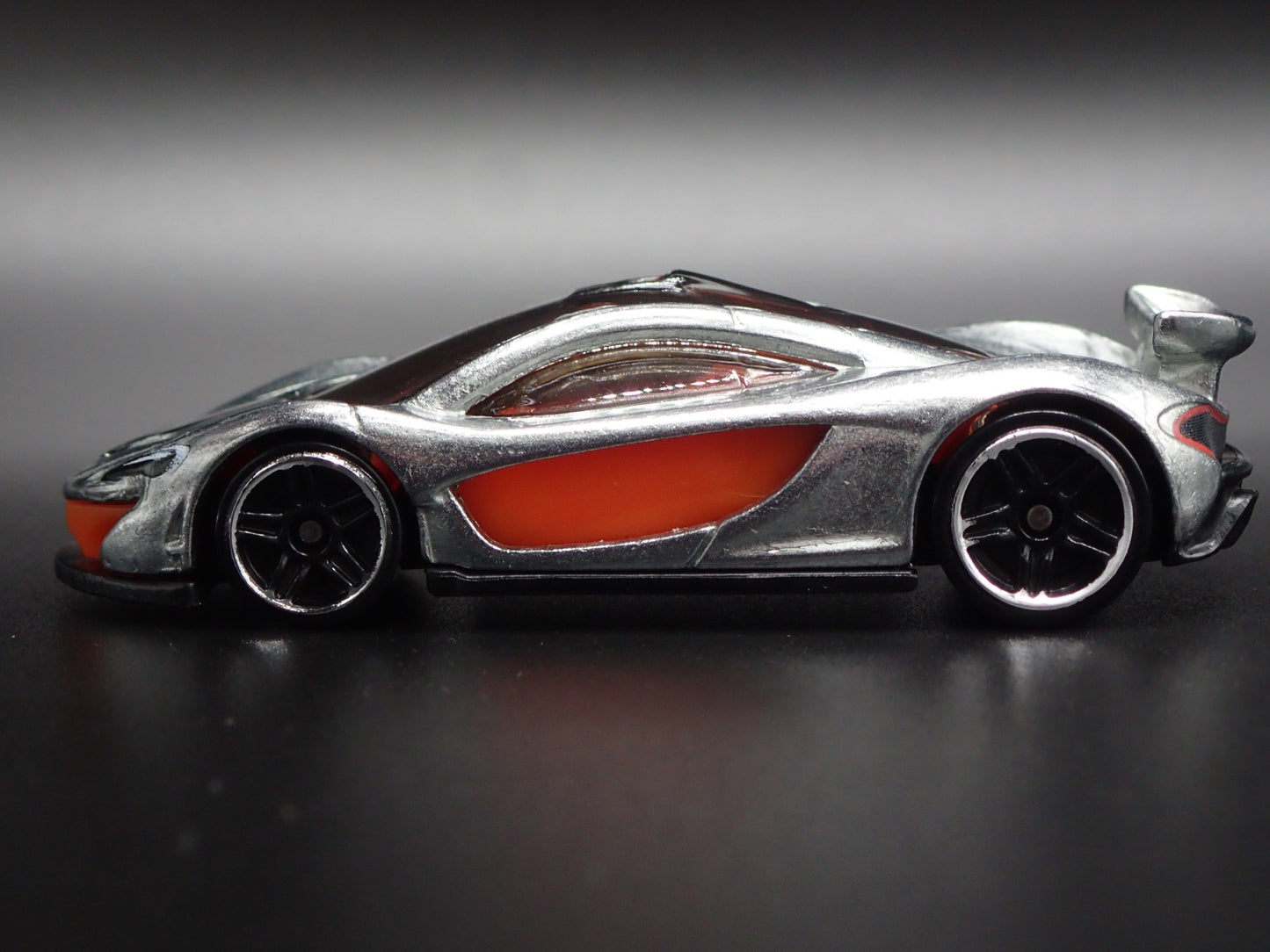 2013-2015 MCLAREN P1 SUPER CAR SILVER RARE 1:64 SCALE DIORAMA DIECAST MODEL CAR