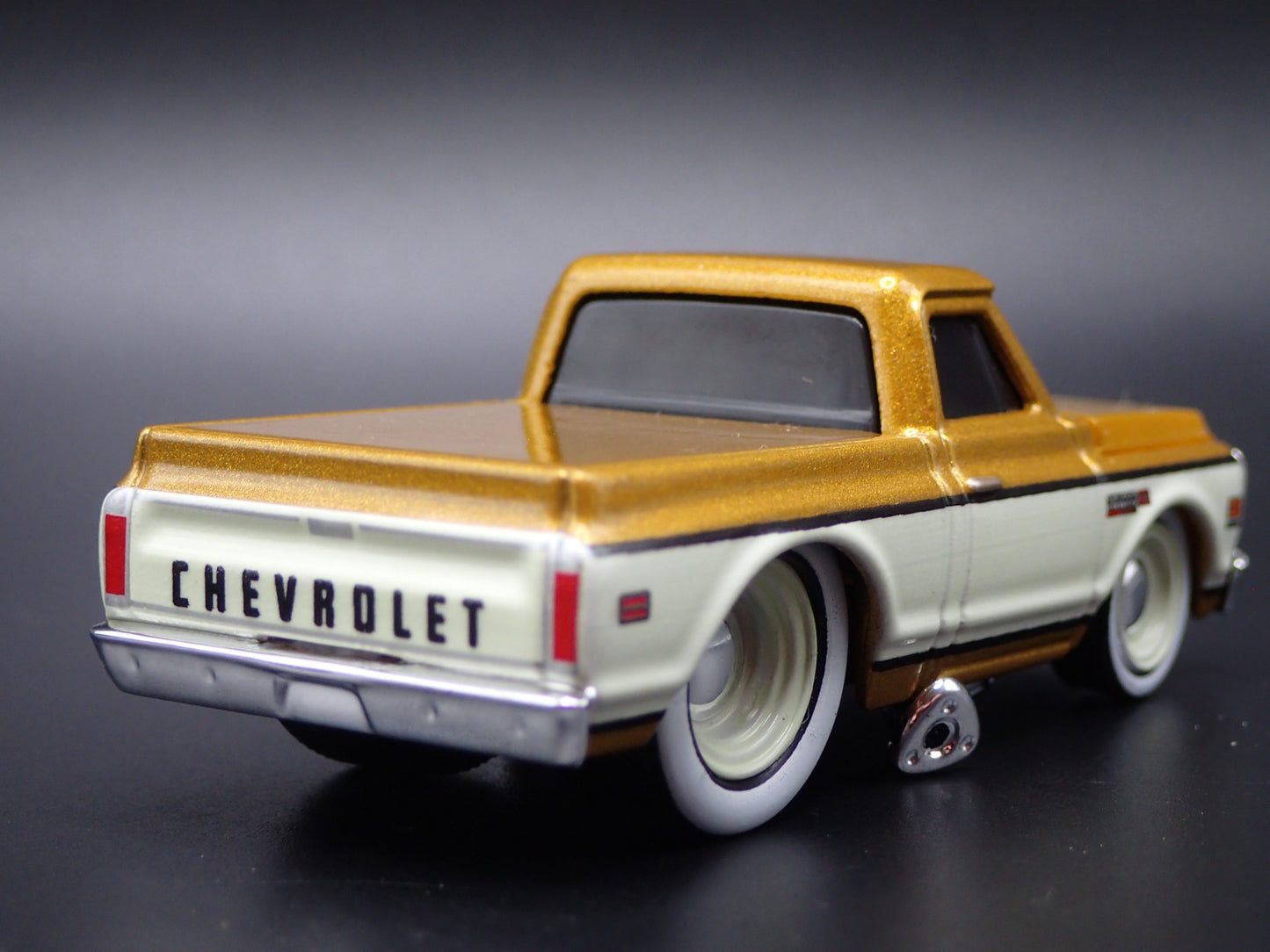 1972 72 CHEVY CHEVROLET C10 PICKUP TRUCK GOLD 1:64 SCALE DIECAST MODEL CAR