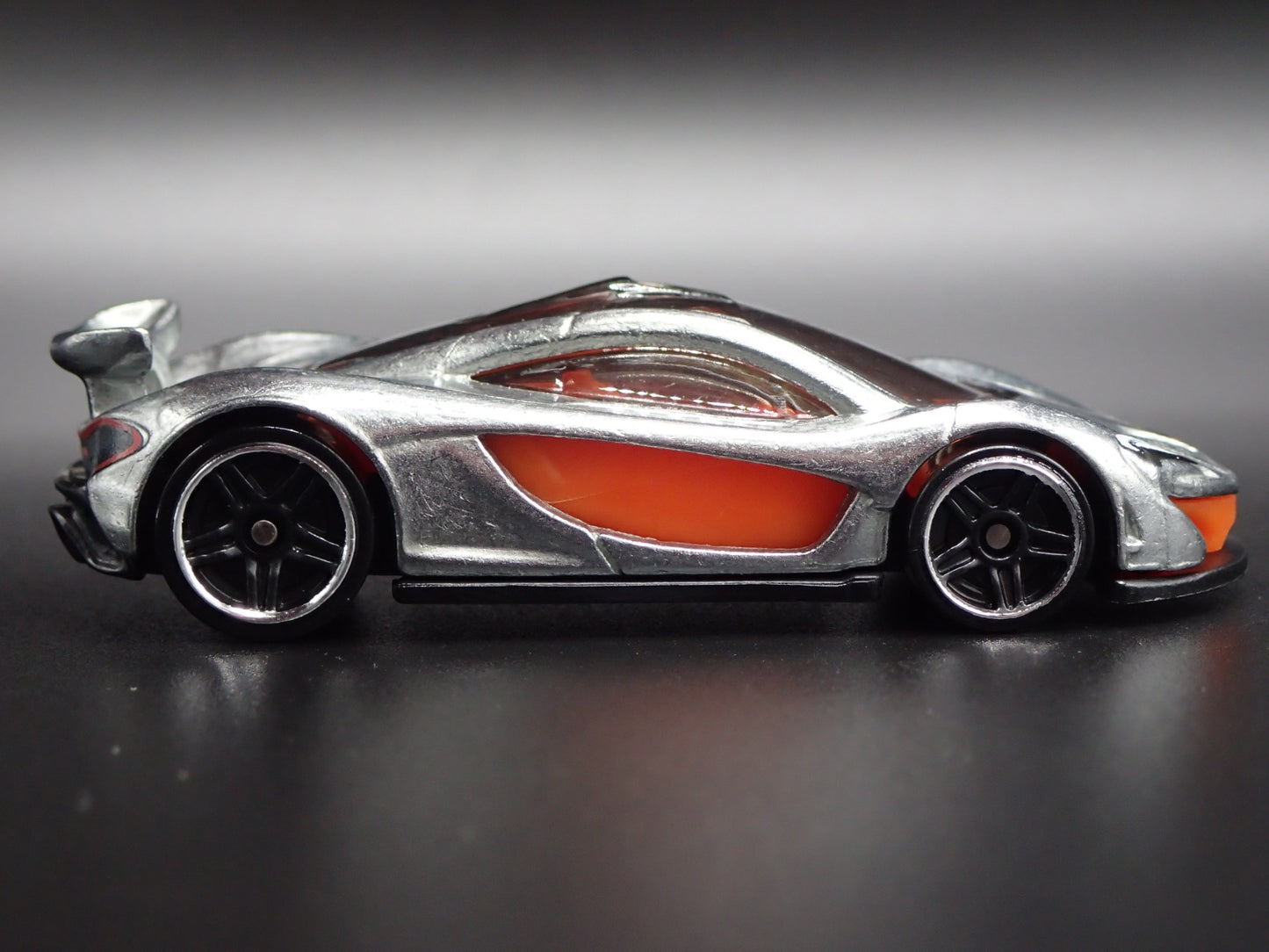 2013-2015 MCLAREN P1 SUPER CAR SILVER RARE 1:64 SCALE DIORAMA DIECAST MODEL CAR