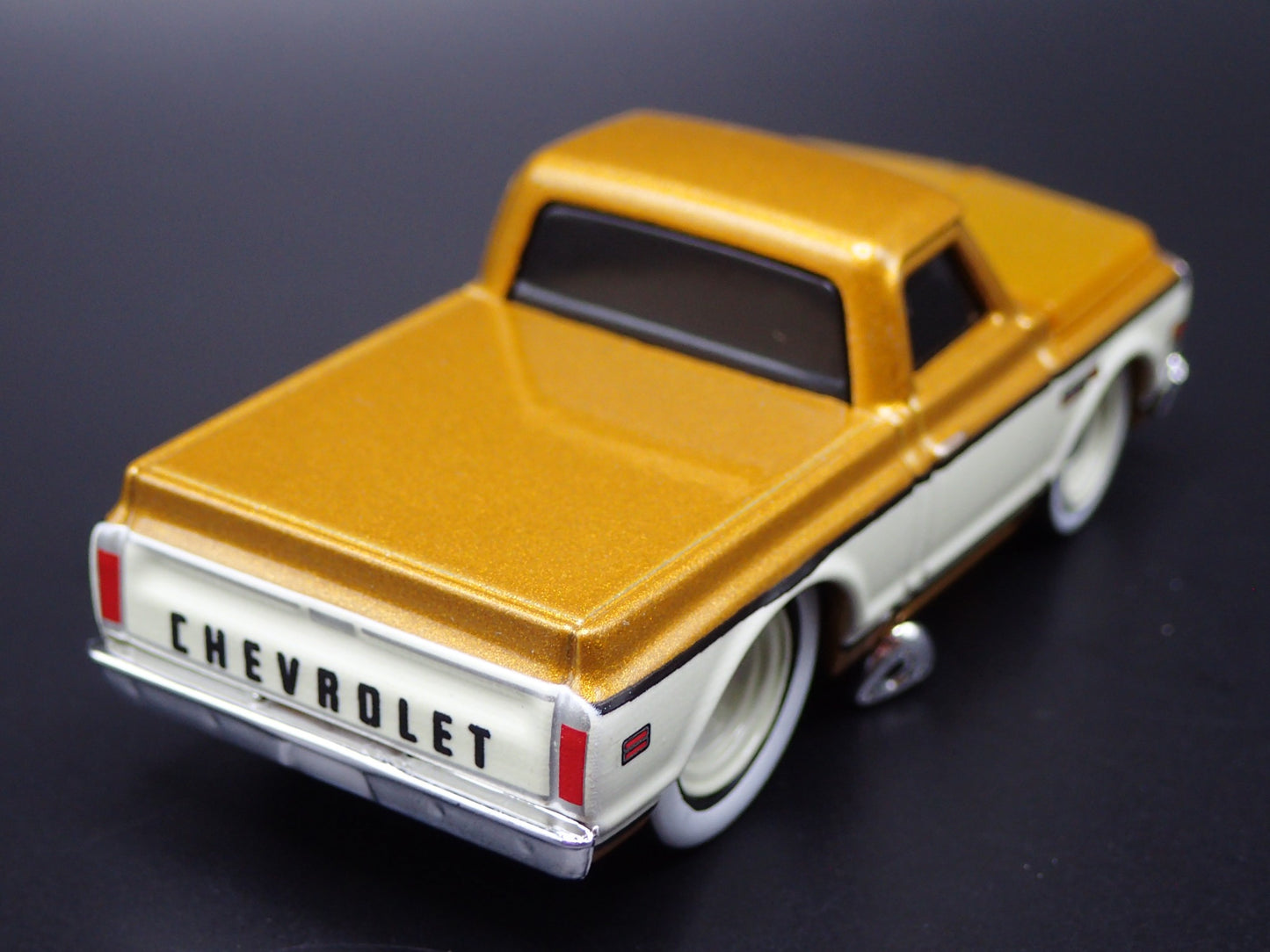 1972 72 CHEVY CHEVROLET C10 PICKUP TRUCK GOLD 1:64 SCALE DIECAST MODEL CAR