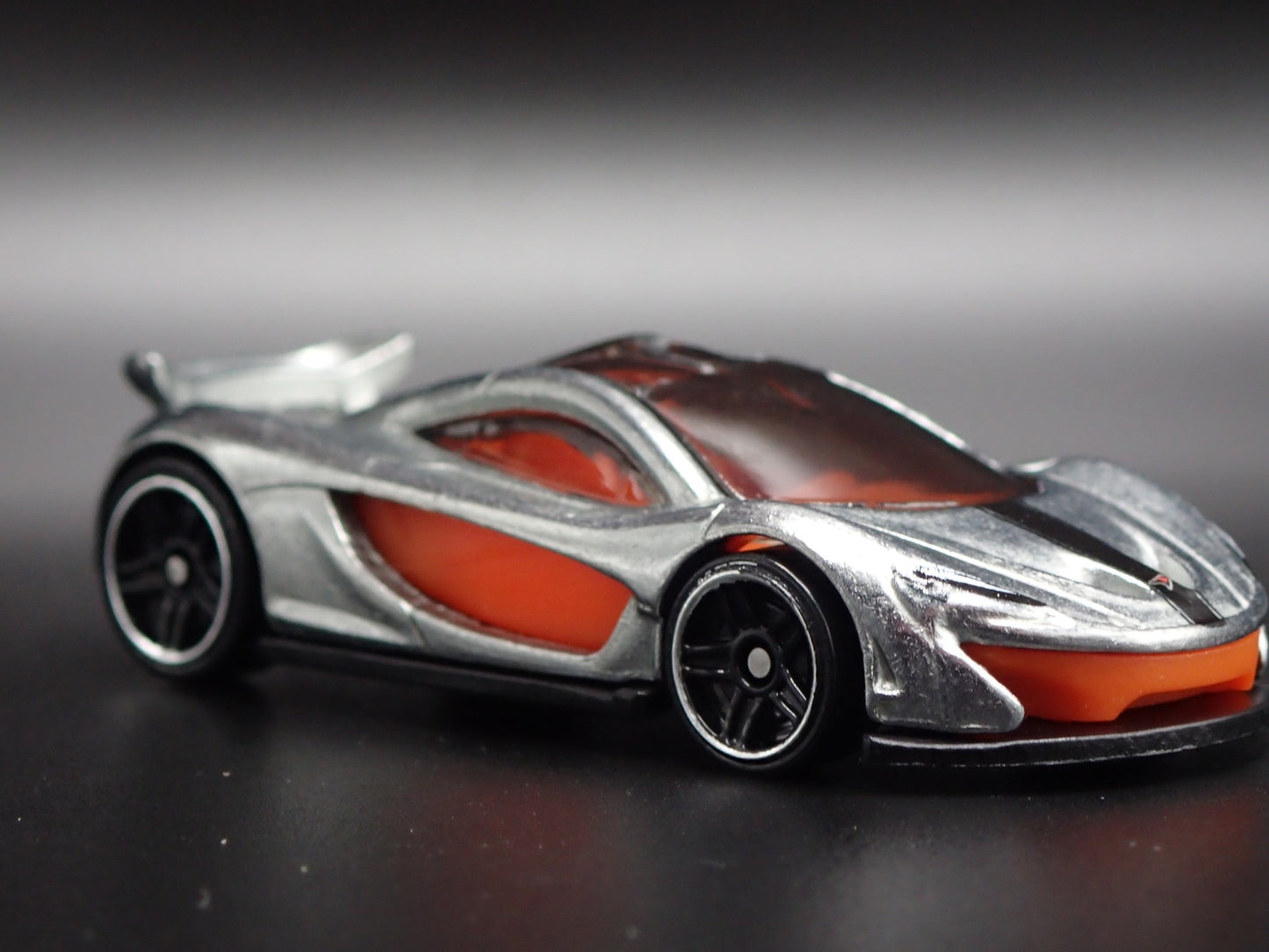 2013-2015 MCLAREN P1 SUPER CAR SILVER RARE 1:64 SCALE DIORAMA DIECAST MODEL CAR