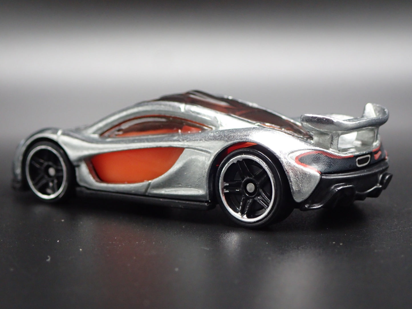2013-2015 MCLAREN P1 SUPER CAR SILVER RARE 1:64 SCALE DIORAMA DIECAST MODEL CAR