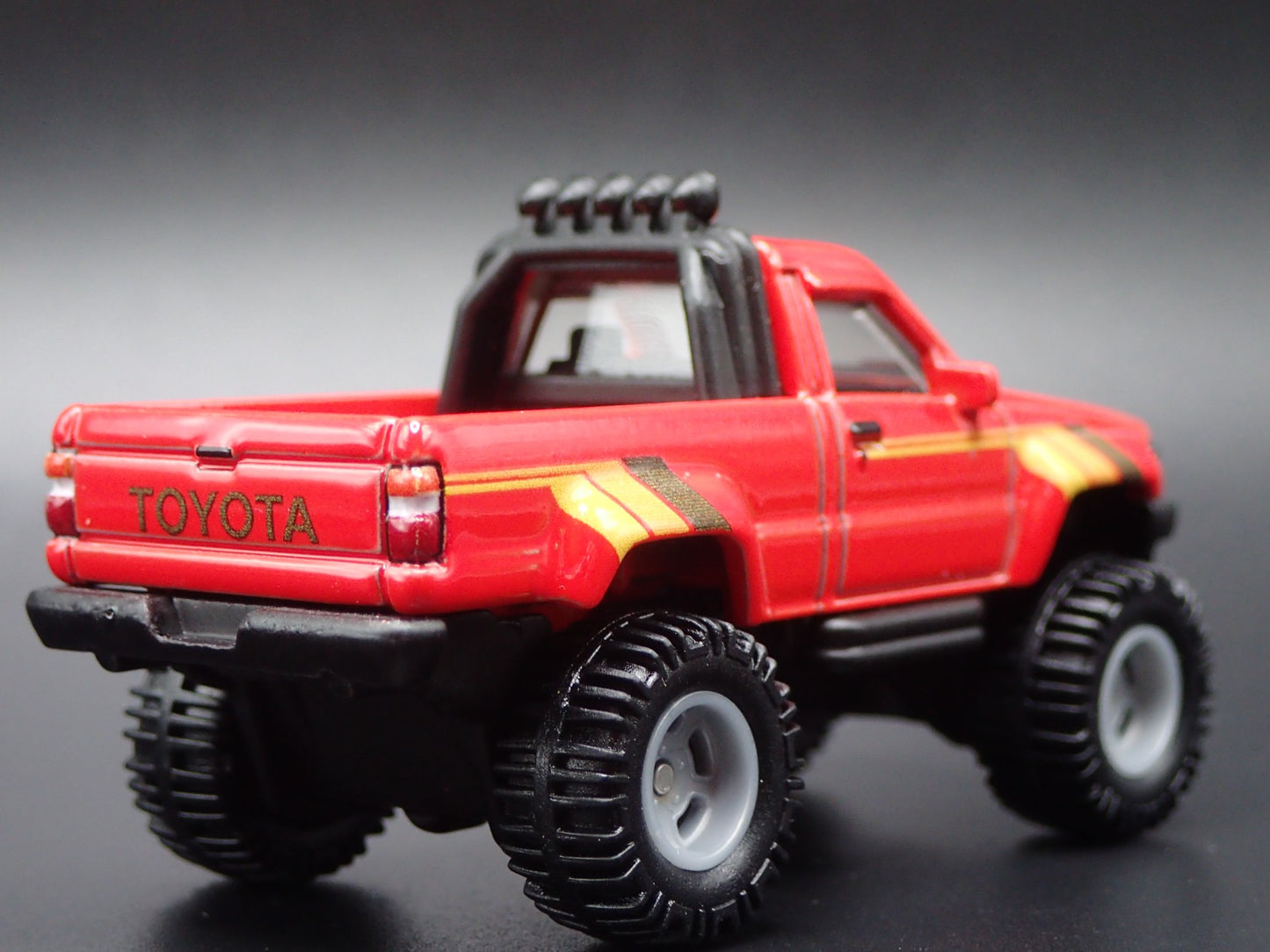 1984-1988 TOYOTA SR5 PICKUP TRUCK RED 1/64 SCALE COLLECTIBLE DIECAST MODEL CAR