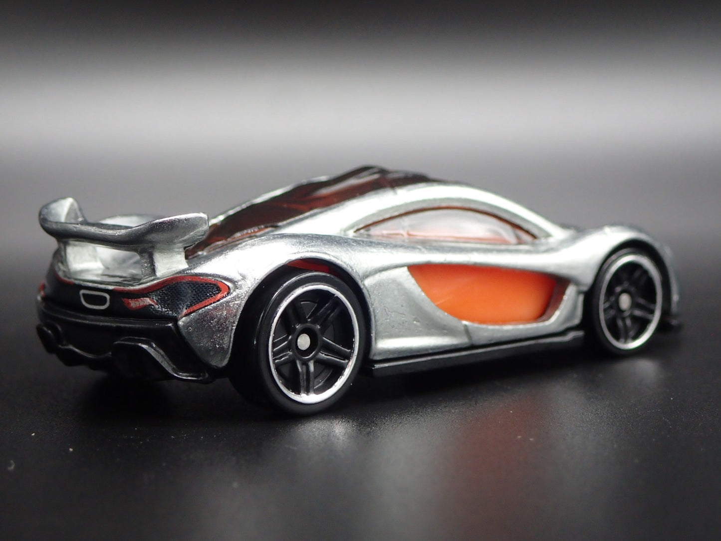 2013-2015 MCLAREN P1 SUPER CAR SILVER RARE 1:64 SCALE DIORAMA DIECAST MODEL CAR