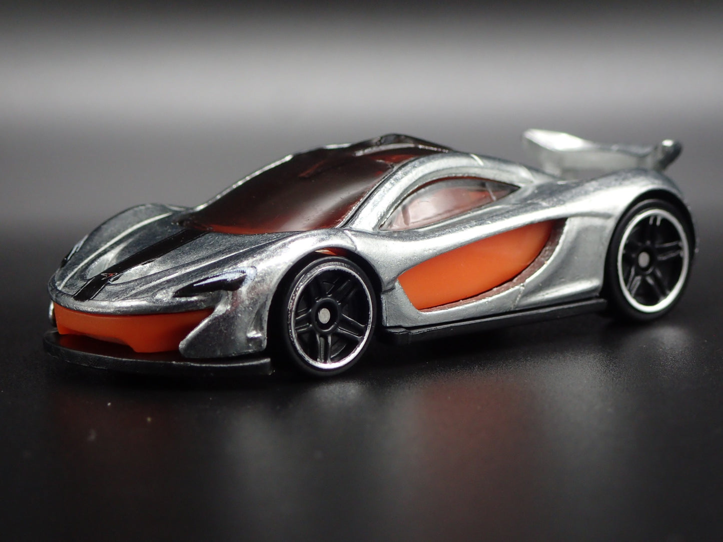 2013-2015 MCLAREN P1 SUPER CAR SILVER RARE 1:64 SCALE DIORAMA DIECAST MODEL CAR