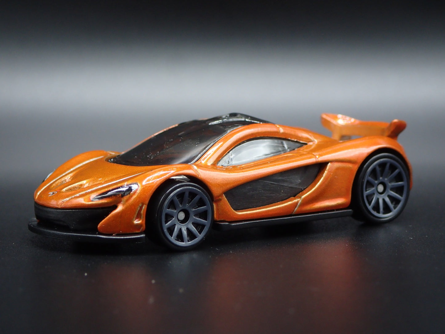 2013-2015 MCLAREN P1 SUPER CAR ORANGE 1:64 SCALE DIORAMA DIECAST MODEL CAR