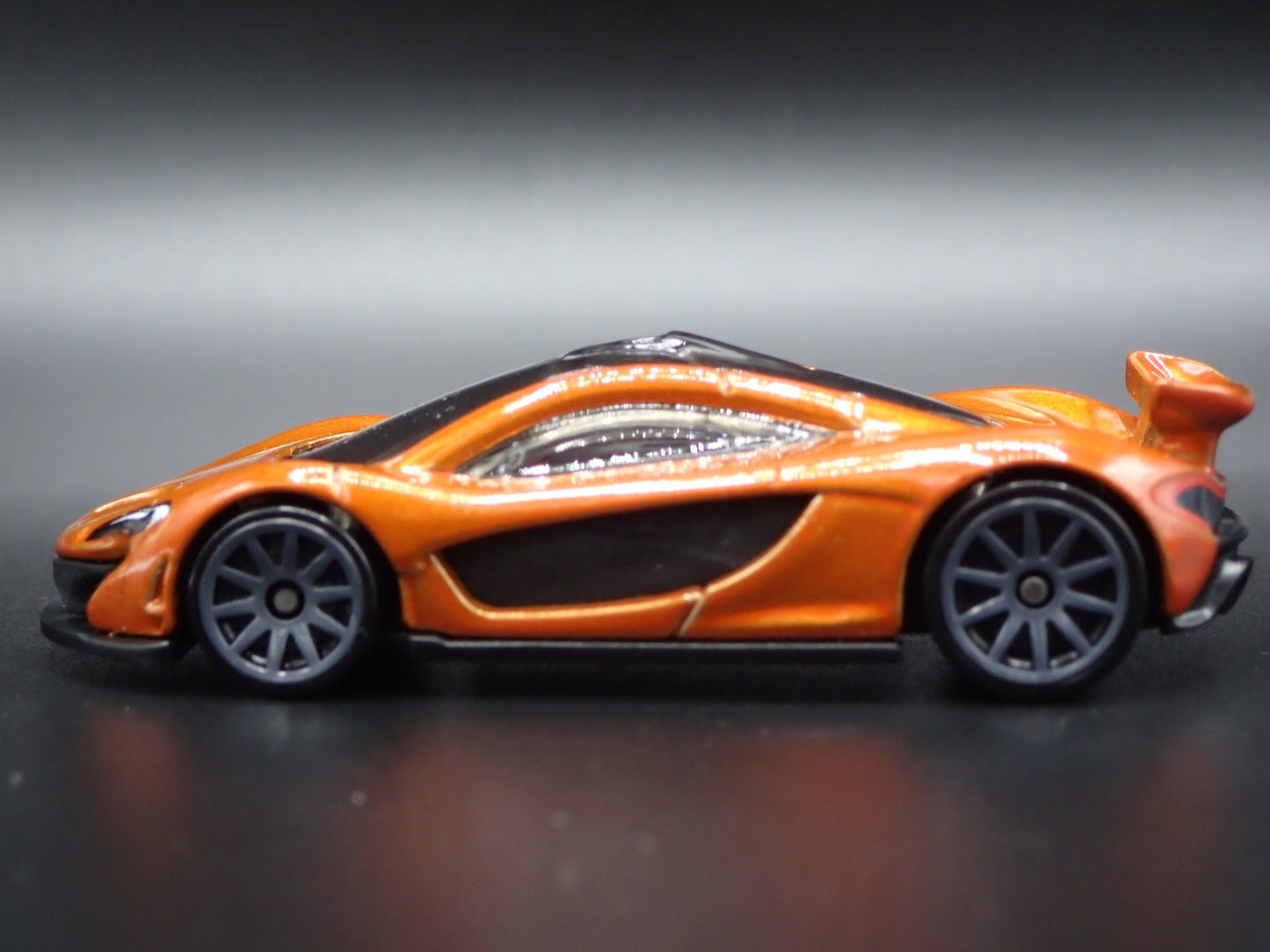 2013-2015 MCLAREN P1 SUPER CAR ORANGE 1:64 SCALE DIORAMA DIECAST MODEL CAR