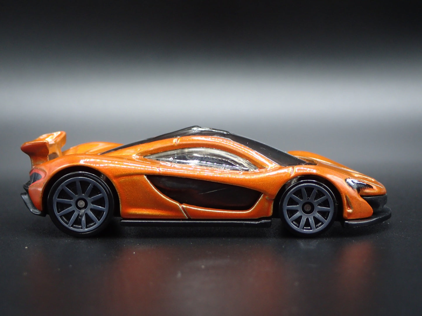 2013-2015 MCLAREN P1 SUPER CAR ORANGE 1:64 SCALE DIORAMA DIECAST MODEL CAR