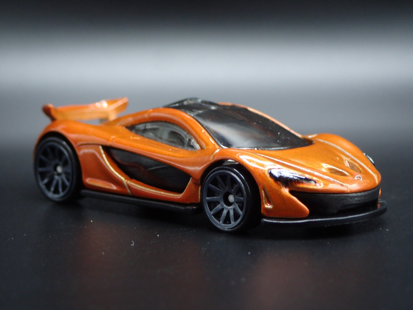2013-2015 MCLAREN P1 SUPER CAR ORANGE 1:64 SCALE DIORAMA DIECAST MODEL CAR