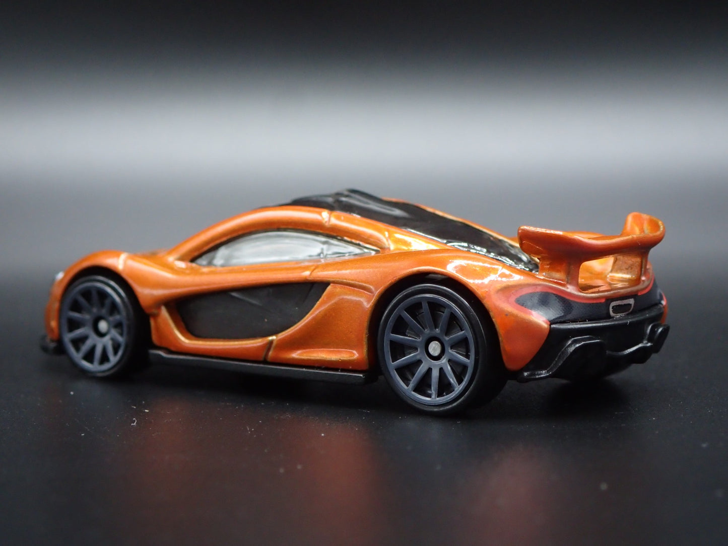 2013-2015 MCLAREN P1 SUPER CAR ORANGE 1:64 SCALE DIORAMA DIECAST MODEL CAR
