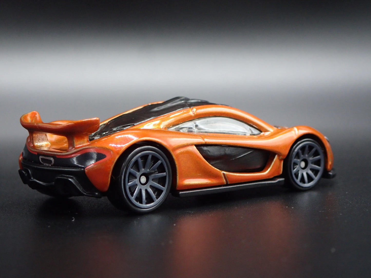 2013-2015 MCLAREN P1 SUPER CAR ORANGE 1:64 SCALE DIORAMA DIECAST MODEL CAR