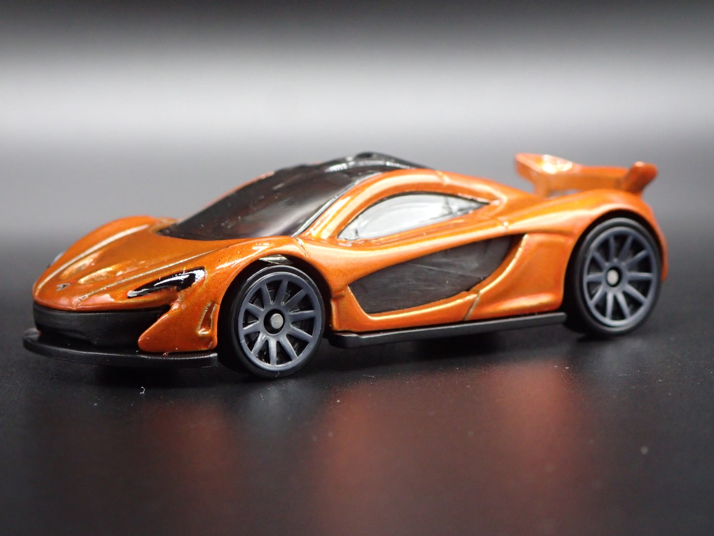 2013-2015 MCLAREN P1 SUPER CAR ORANGE 1:64 SCALE DIORAMA DIECAST MODEL CAR