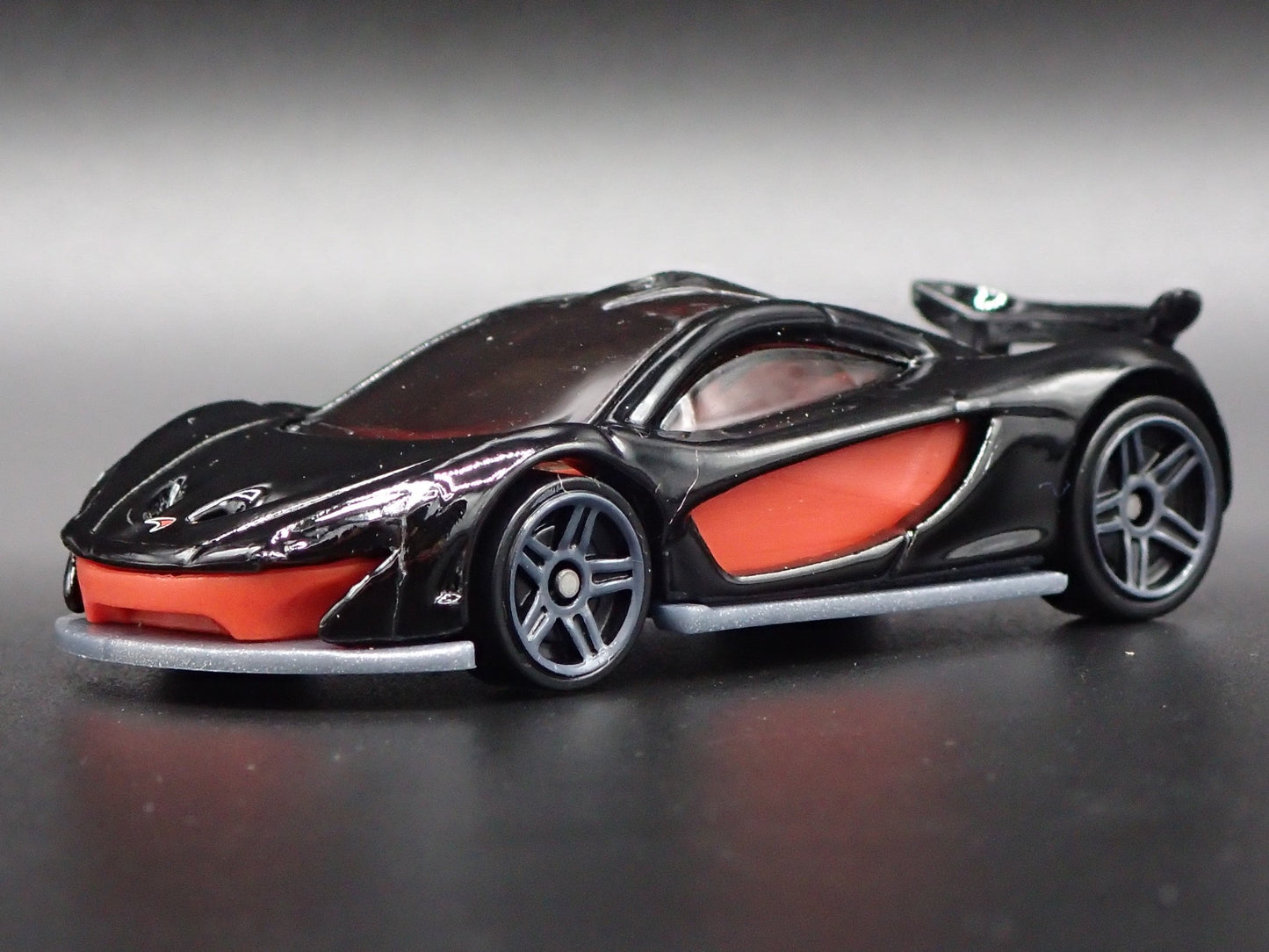 2013-2015 MCLAREN P1 SUPER CAR BLACK RARE 1:64 SCALE DIORAMA DIECAST MODEL CAR