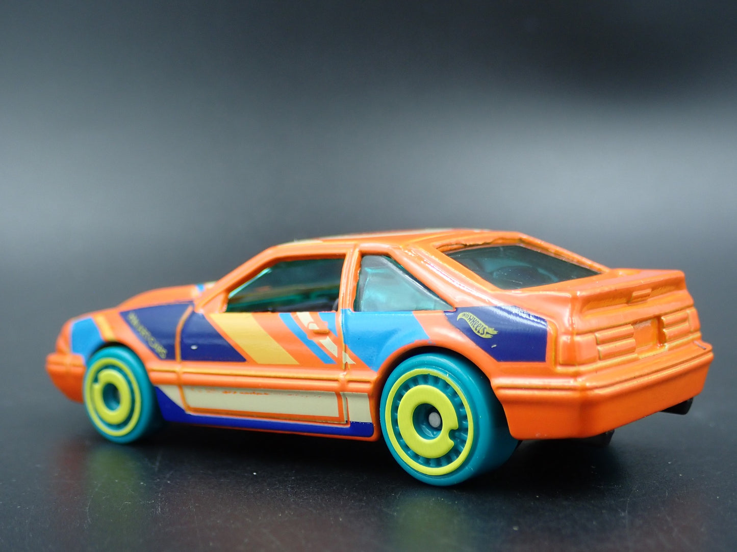 1992 92 FORD MUSTANG FOX BODY ORANGE 1/64 SCALE COLLECTIBLE DIECAST MODEL CAR